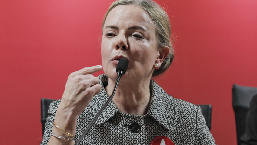 Bolsonaro era capaz de tudo para não deixar Lula assumir, diz Gleisi