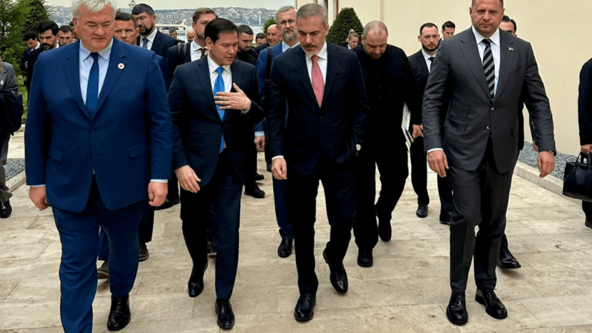 Rússia e Ucrânia negociam fim de guerra sem Putin e Zelensky