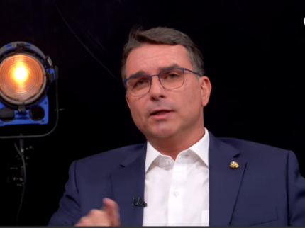 Flávio Bolsonaro defende o pai e diz não haver lógica na narrativa de golpe: “Farsa”