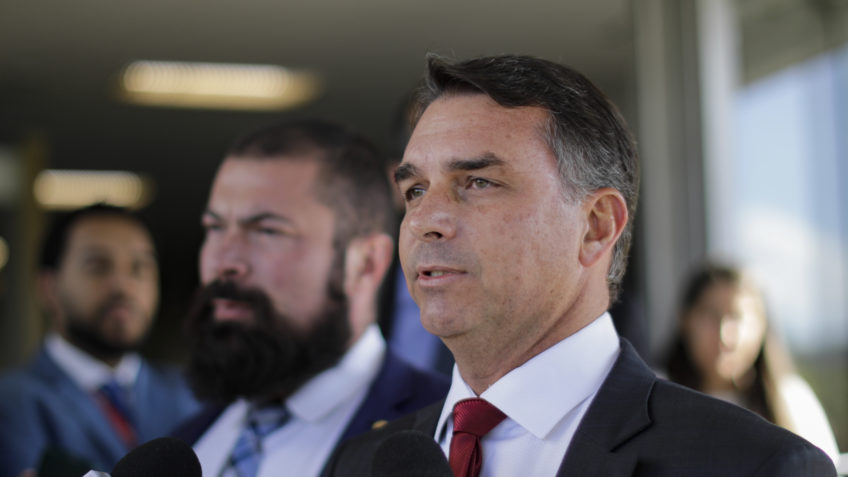 Flávio Bolsonaro critica Lula por sentar ao lado de autocratas