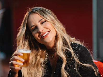 Gabi Martins volta às origens e grava clipe de “Colchão Novo” em bar de BH