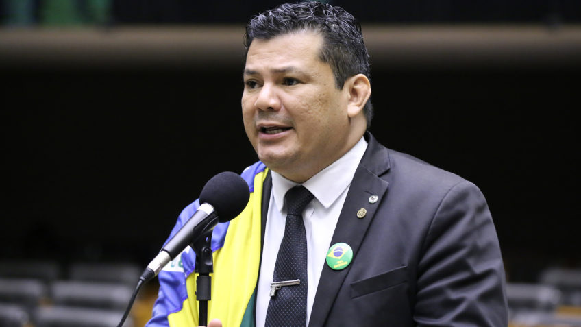 Mesa da Câmara pede suspensão de deputado após ofender Gleisi