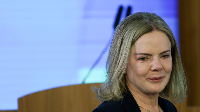 Gleisi culpa Bolsonaro por fraudes no INSS em resposta a Nikolas
