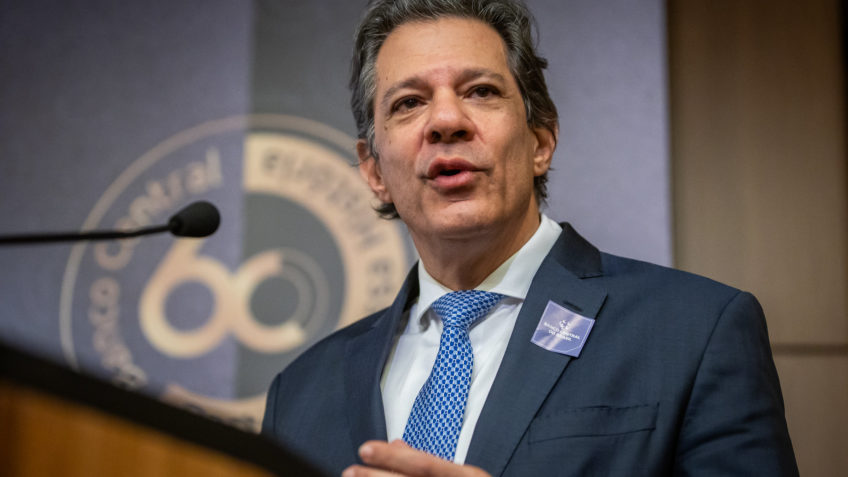 Haddad vai tirar R$ 1,4 bilhão de fundos para compensar recuo do IOF