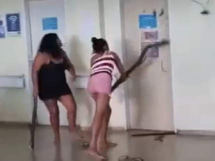 Sem atendimento, mulheres usam troncos de madeira para quebrar porta de hospital no DF
