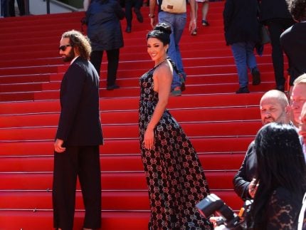 Namorada de Belo, Rayane Figliuzzi, participa do tapete vermelho de Cannes