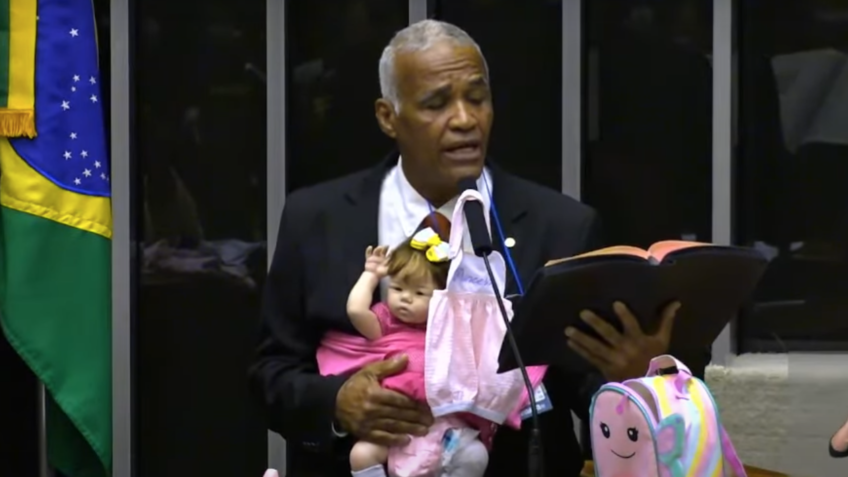Deputado defende no plenário que ter bebê reborn “não é pecado”