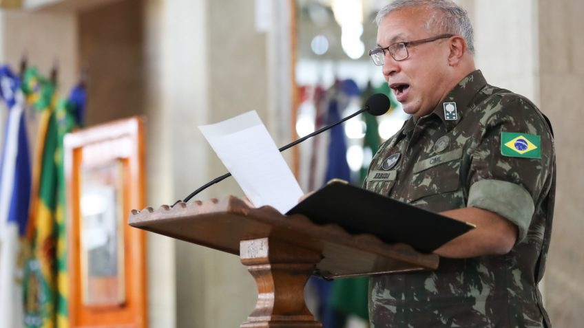 Ex-comandante do Exército nega ter impedido PM de prender extremistas