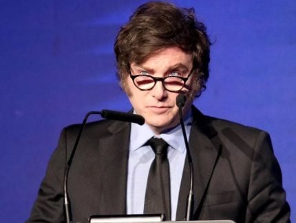 Milei fecha o cerco a estrangeiros e impõe cobrança por saúde e ensino na Argentina