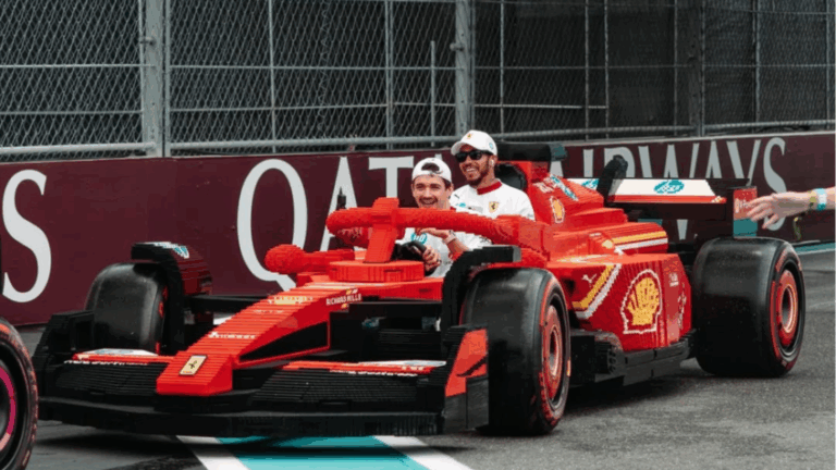 Pilotos da F1 dirigem carros de Lego em desfile antes do GP de Miami