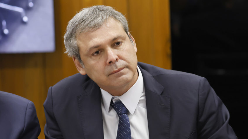 Em resposta a Nikolas, governistas associam Bolsonaro a fraude no INSS