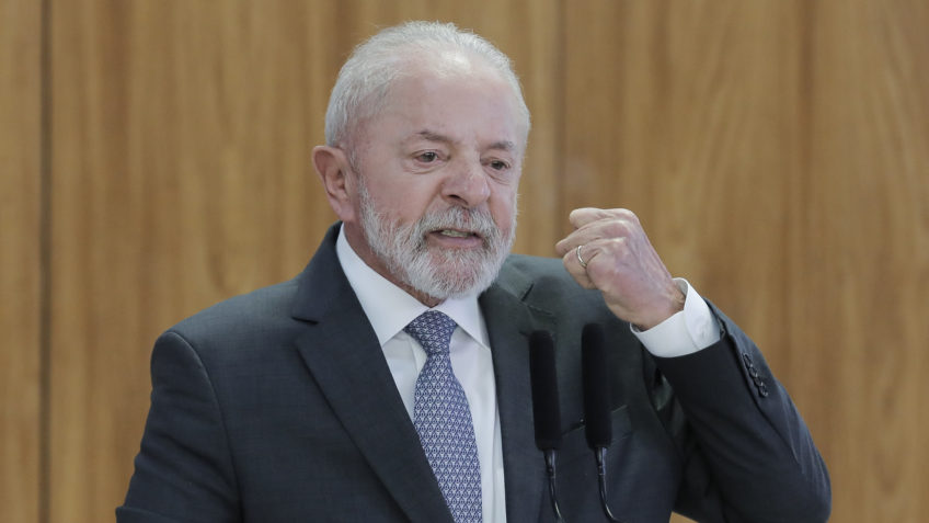 Lula perde para Bolsonaro e empata com Tarcísio no RJ, diz pesquisa