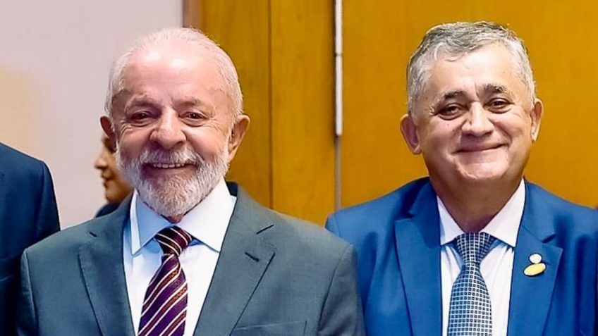 Líder do Governo defende Lula depois de vaias
