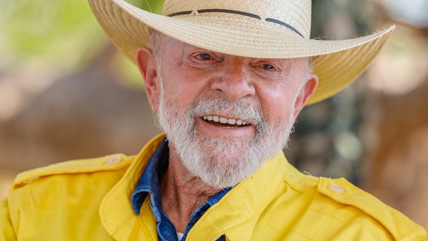 Lula lança programa Solo Vivo e entrega máquinas