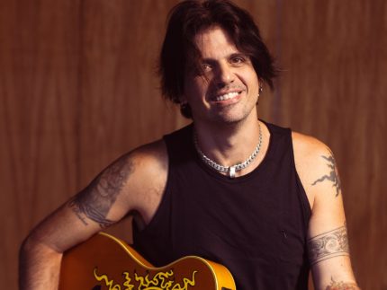 Marcus Menna, ex-vocalista do LS Jack, volta com tudo ao lançar nova canção