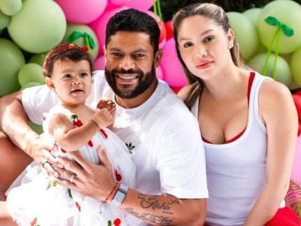 Papai babão! Hulk Paraíba e Camila Ângelo celebram 11 meses da pequena Aisha