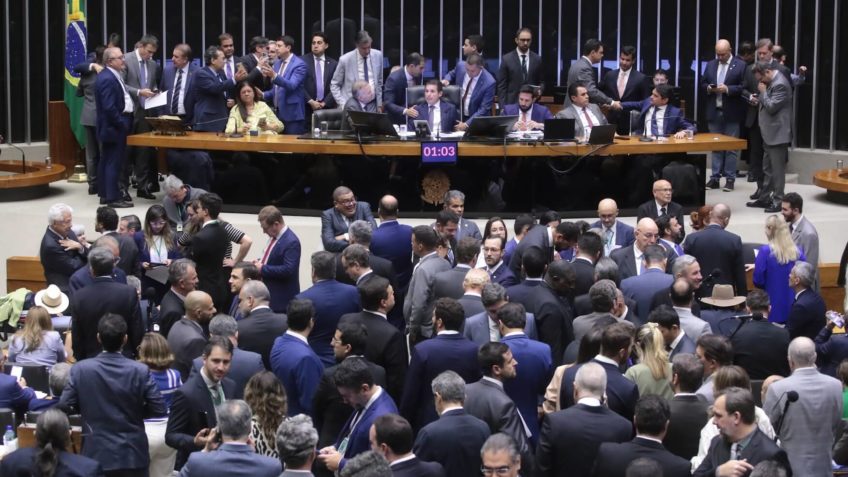 Câmara vota reajuste para funcionários públicos federais