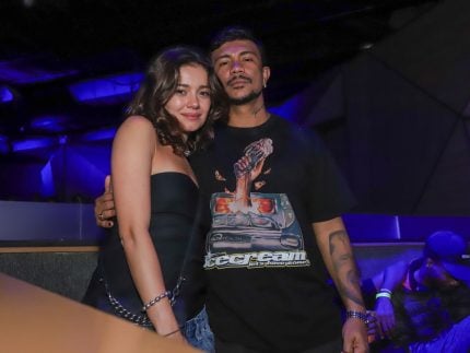 Apaixonados! Sophie Charlotte e Xamã aproveitam show no Rio em clima de romance