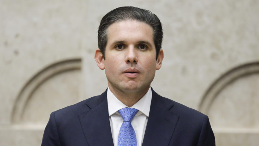 Motta comunica a Barroso suspensão de ação penal contra Ramagem no STF