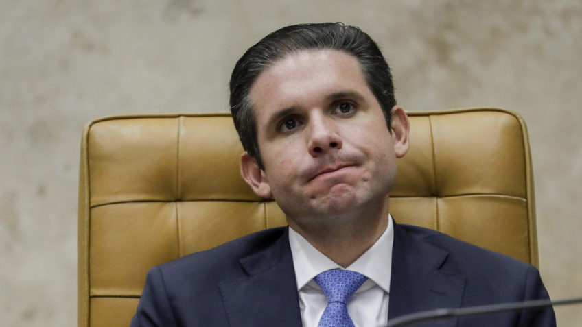 Frentes do Congresso pressionam Motta a derrubar decreto do IOF