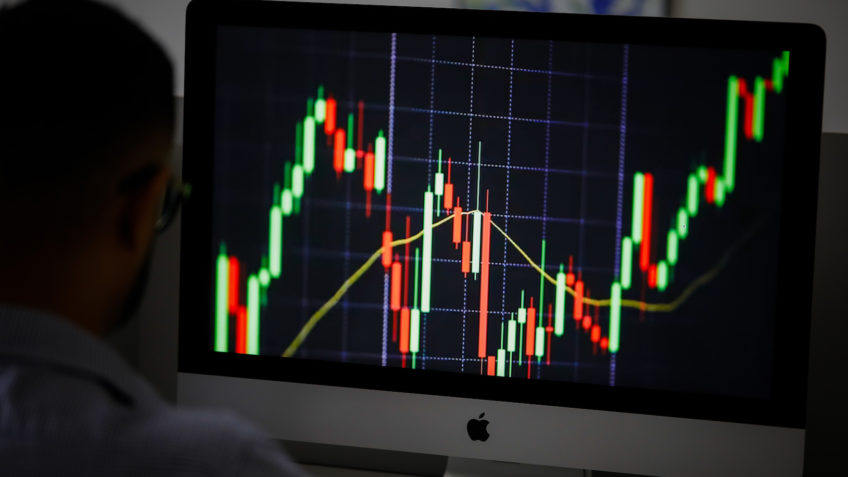 Dólar sobe para R$ 5,632 e Bolsa cai após otimismo da véspera