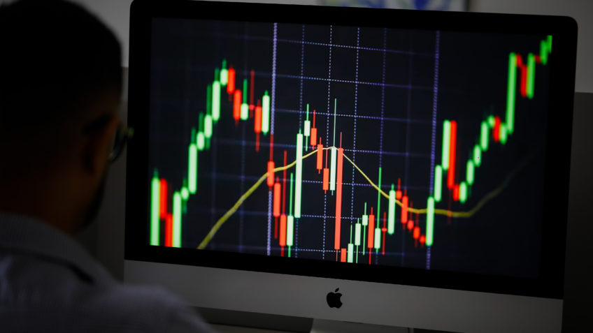 Dólar cai para R$ 5,643; Ibovespa recua mais de 1,5%