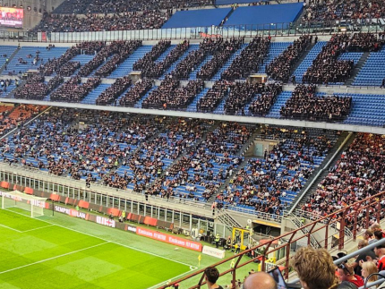 Torcida do Milan protesta no San Siro e abandona estádio após 15 minutos de jogo