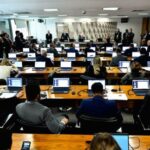 Senado aprova fim da reeleição e mandatos de 5 anos