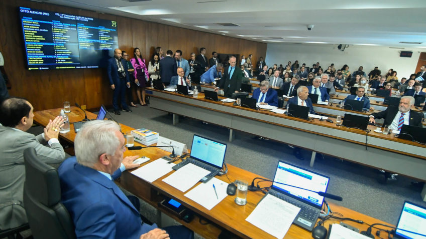 CCJ aprova fim da reeleição e mandato de 5 anos para o Senado