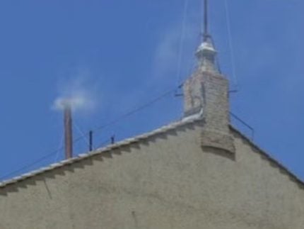 Após se confundir, Vaticano apaga post que anunciava fumaça branca e novo Papa