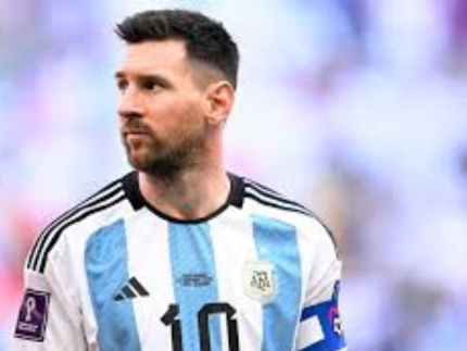 Sem explicar critérios, IFFHS elege Messi o maior da história e coloca Pelé em segundo