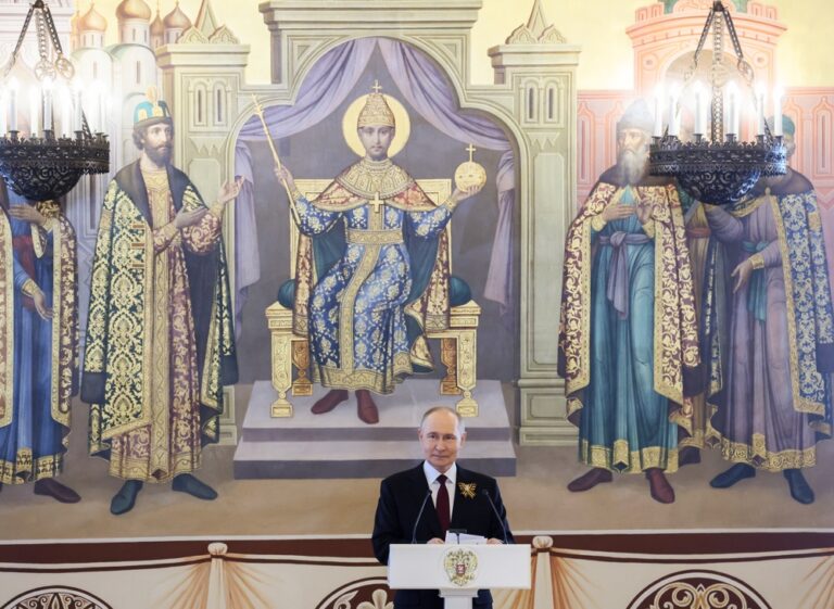 Putin propõe nova rodada de negociações com a Ucrânia, mas evita aceitar cessar-fogo exigido por europeus e EUA