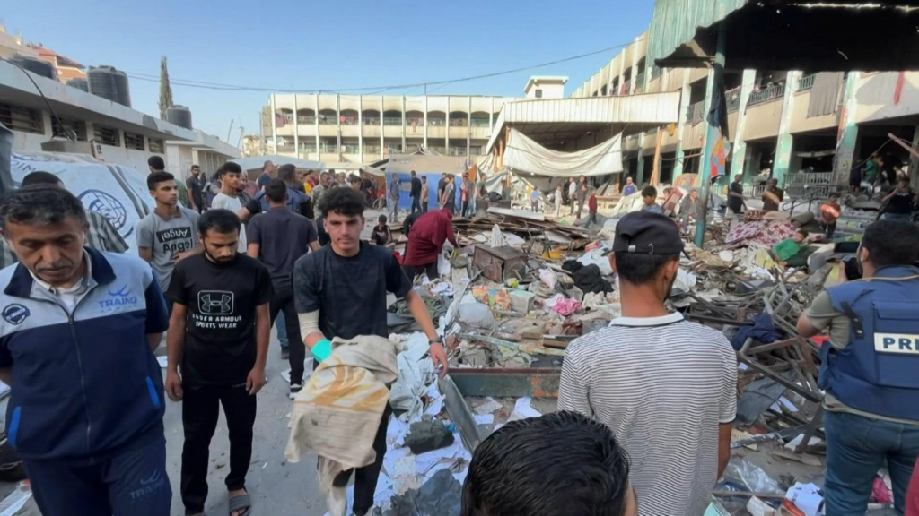 Chefe da Comissão Europeia classifica bombardeio israelense de escola em Gaza como ‘abominável’