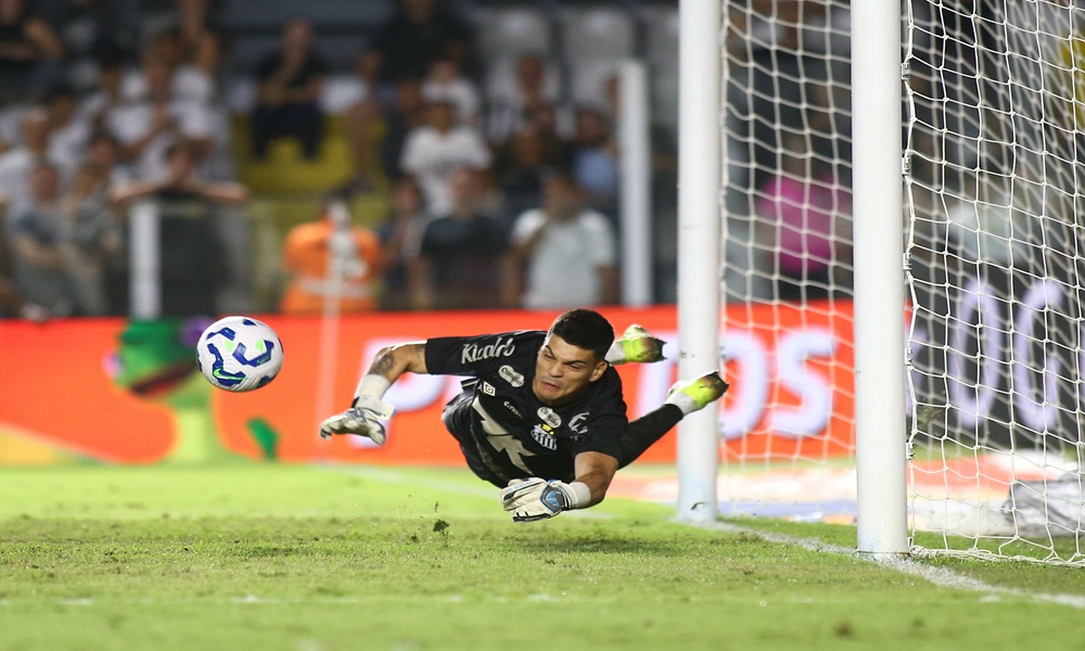 Brazão defende pênalti nos acréscimos e Santos empata com CRB na estreia de Cléber Xavier