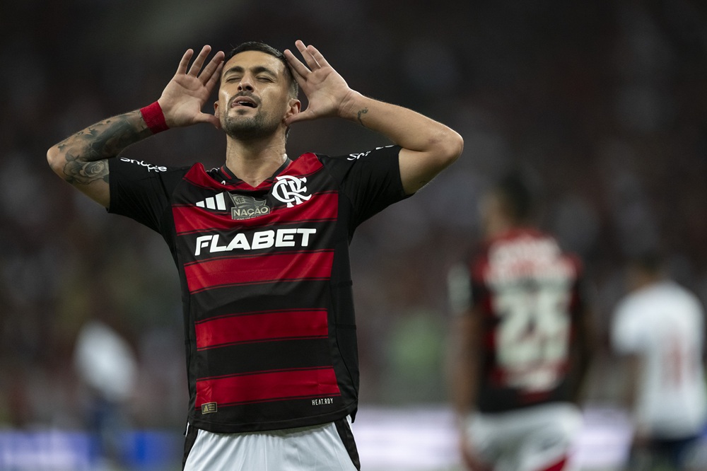 Flamengo vence o Bahia no Maracanã e dorme na liderança do Campeonato Brasileiro