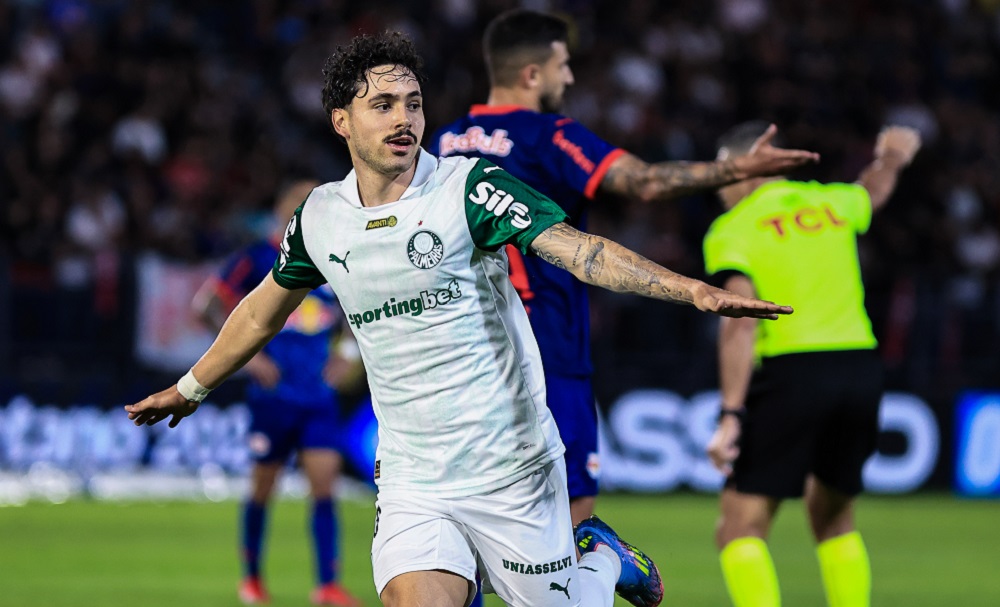 Palmeiras vira sobre Red Bull Bragantino e mantém liderança do Brasileirão