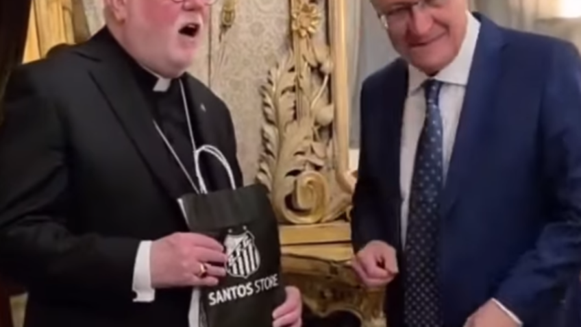 No Vaticano, Alckmin presenteia papa Leão 14 com camisa do Santos