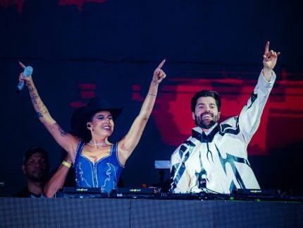 Ana Castela e Alok gravam clipe para “Deixa Nois Viver”, com direito a um show de drones