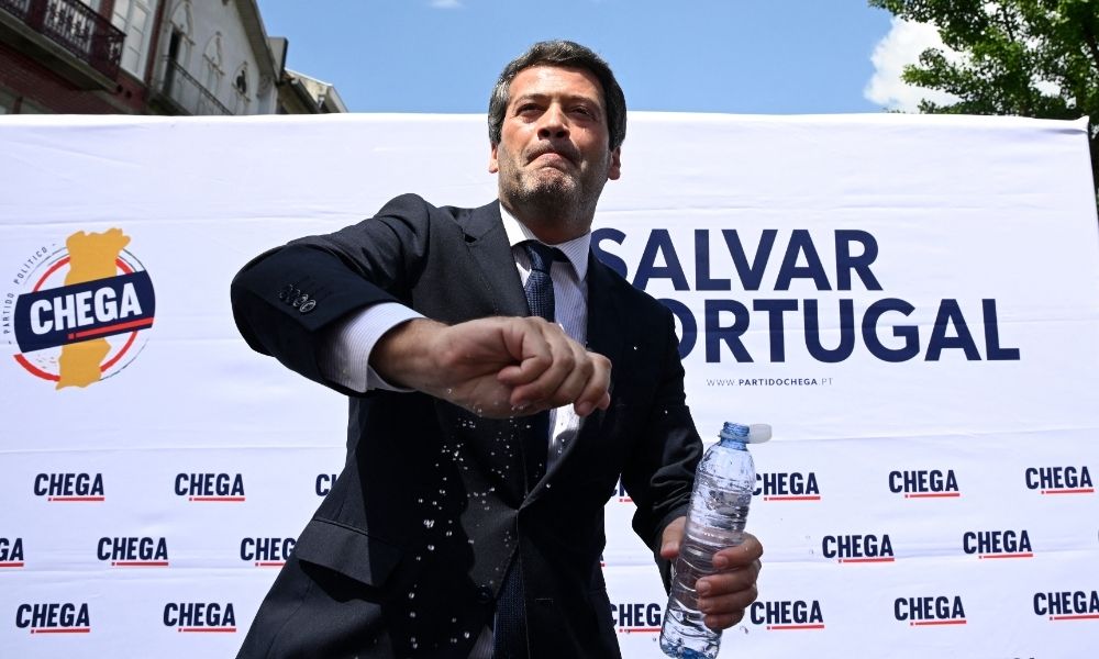 Líder de ultradireita de Portugal passa mal durante comício ao ar livre e é levado às pressas para o hospital 