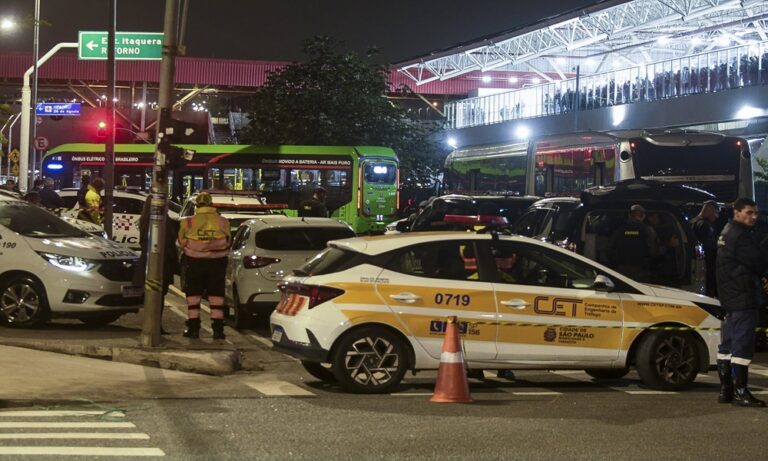 Sequestrador de ônibus libera motorista e se entrega à polícia em São Paulo