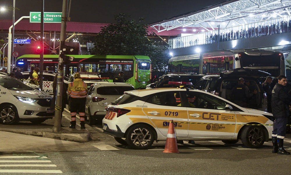 Sequestrador de ônibus libera motorista e se entrega à polícia em São Paulo