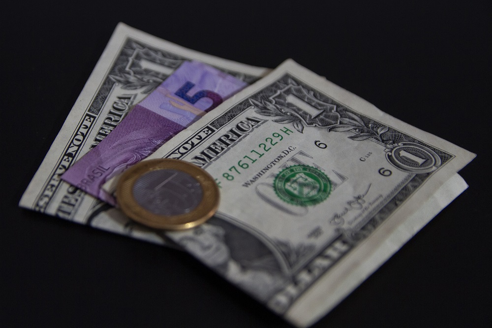 Dólar recua 1,32% e fecha a R$ 5,60, no menor nível desde outubro de 2024