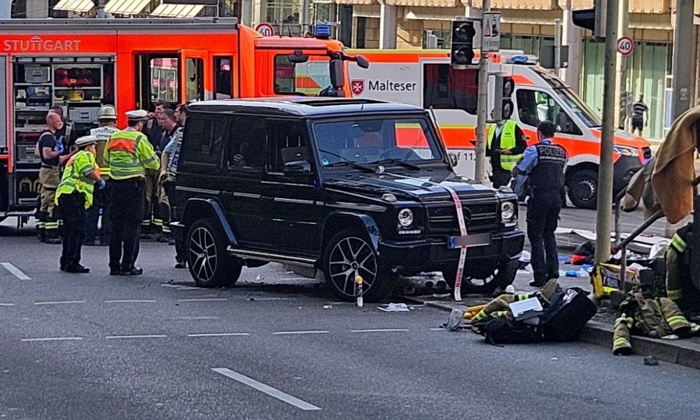 Carro atropela multidão na Alemanha e deixa ao menos oito feridos