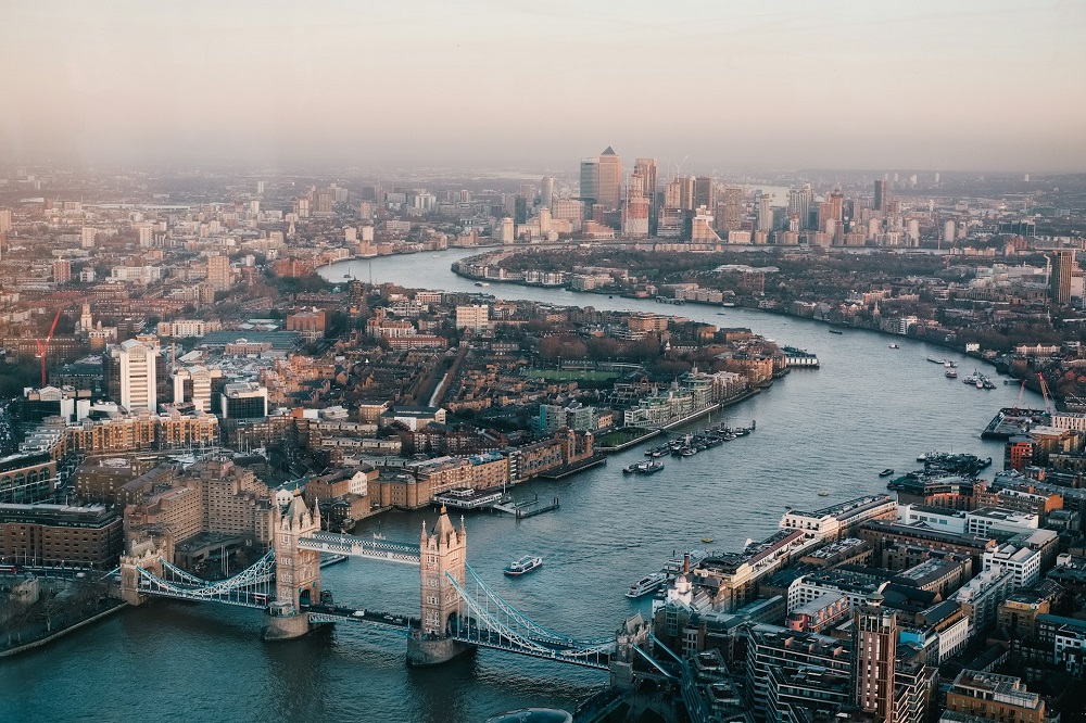 Agentes de combate ao terrorismo da Inglaterra prendem cinco homens que planejavam ataque em Londres 