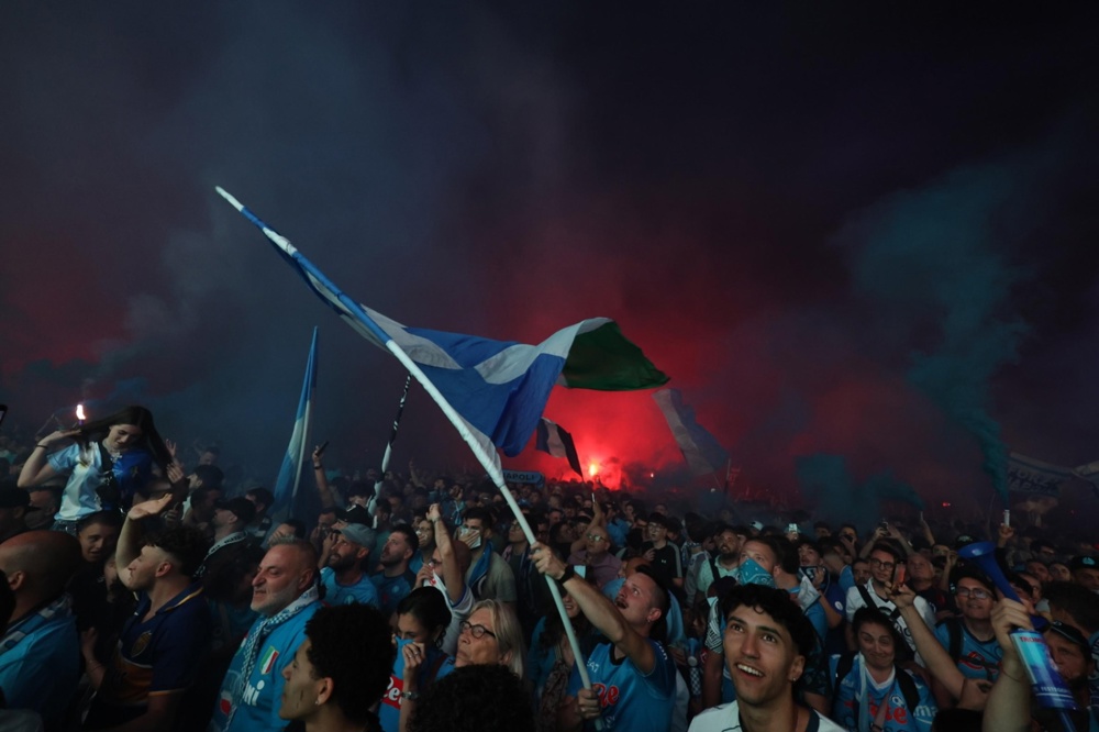 Napoli vence Cagliari, fica à frente da Inter e conquista o tetracampeonato italiano