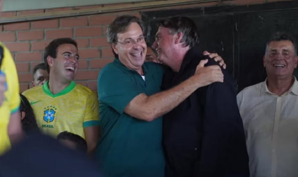 Ex-ministro pede Pix para pagar advogados e médicos de Bolsonaro, além de ajudar Eduardo nos EUA