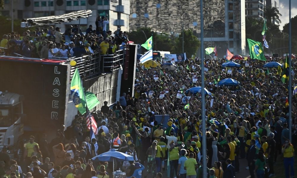 Ato de Bolsonaro pela anistia reúne cerca de 4 mil pessoas em Brasília