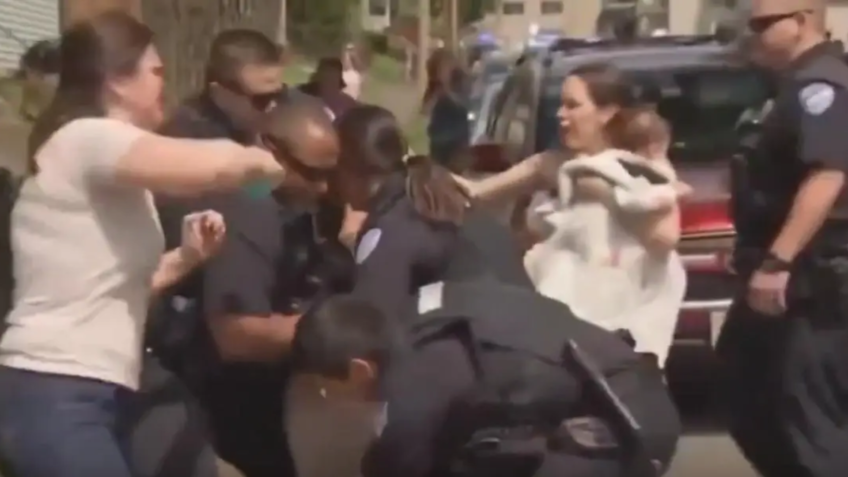 População protesta contra prisão de brasileira nos EUA