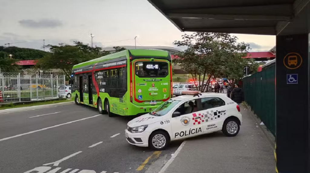 Motorista de ônibus é feito refém na zona leste de São Paulo