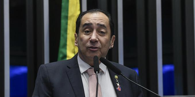 CCJ aprova fim da reeleição com redução do mandato de senador